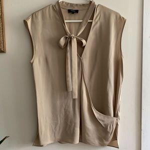 BNWOT Stunning Theory Silk Top